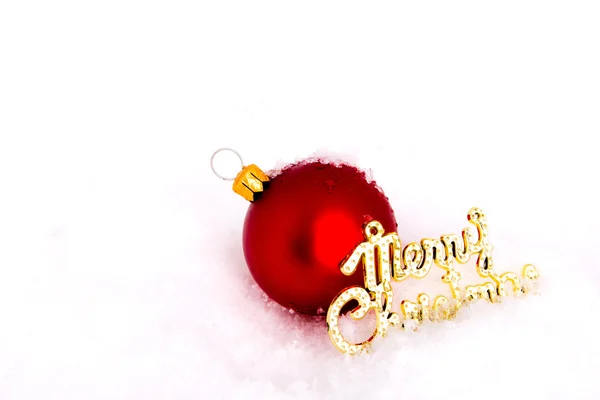 Bolas de Natal azuis, vermelhas e douradas com neve — Fotografia de Stock