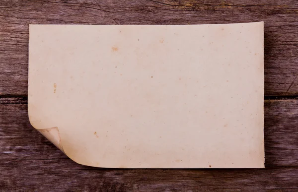 Stary papier na brązowym drewnie — Zdjęcie stockowe