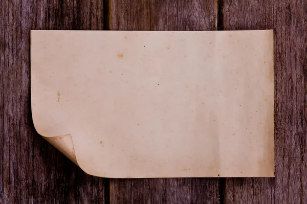 Kahverengi tahta üzerine eski kağıt. — Stok fotoğraf