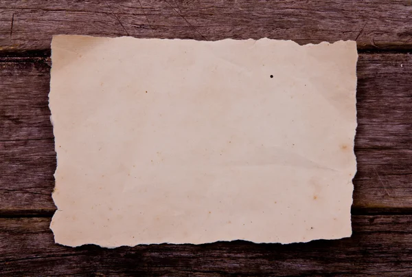 Papel viejo sobre madera marrón — Foto de Stock