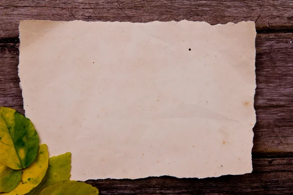 Старий папір на коричневому дереві — стокове фото