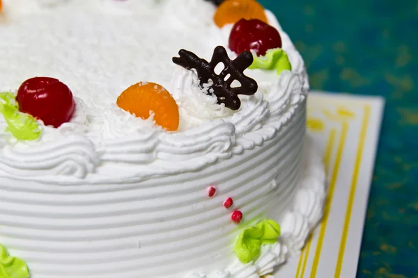 Λευκή κρέμα τούρτα με φρούτα και σοκολάτα — Φωτογραφία Αρχείου