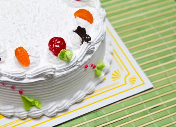 Beyaz kremalı kek meyve ve çikolata — Stok fotoğraf