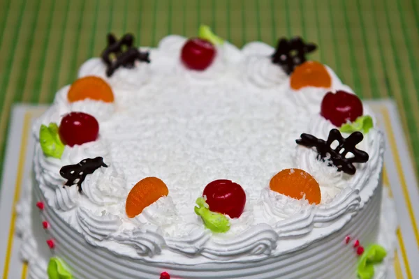 Biały tort z owocami i czekoladą — Zdjęcie stockowe