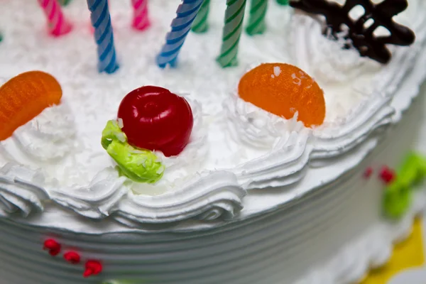 Білий торта кремом фрукти та шоколад — стокове фото