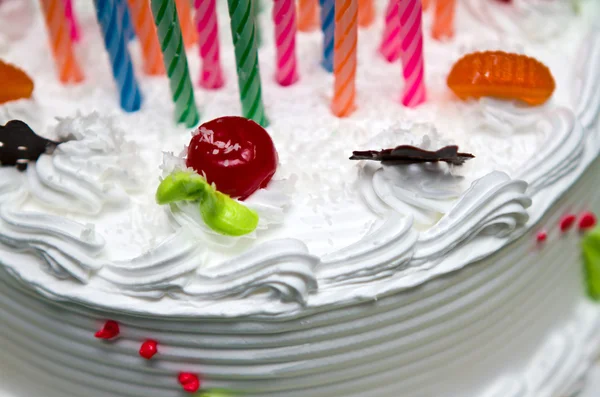 ホワイト クリームのケーキとフルーツとチョコレート — ストック写真