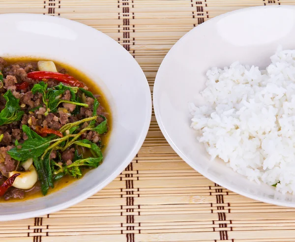 Thais gekruid voedsel, roer gebakken varkensvlees whit basilicum — Stockfoto