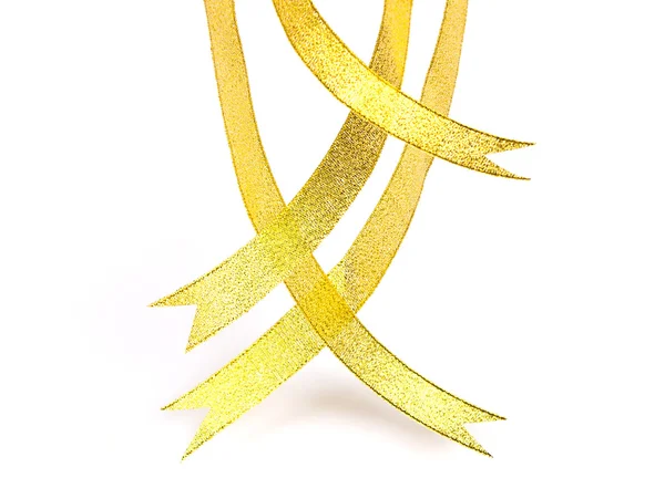 Moldura de fita de cetim ouro brilhante no fundo branco com cópia spac — Fotografia de Stock