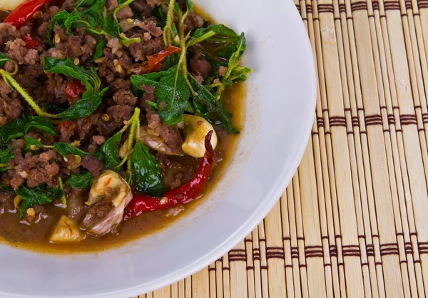 Nourriture épicée thaïlandaise, mélanger le basilic au fouet de porc frit — Photo