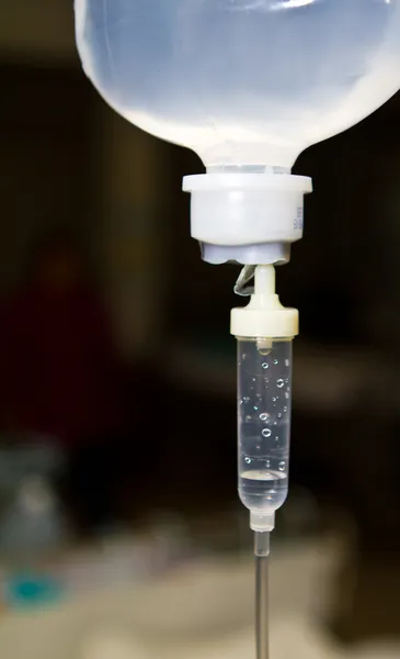 Инфузионная бутылка с IV раствором — стоковое фото