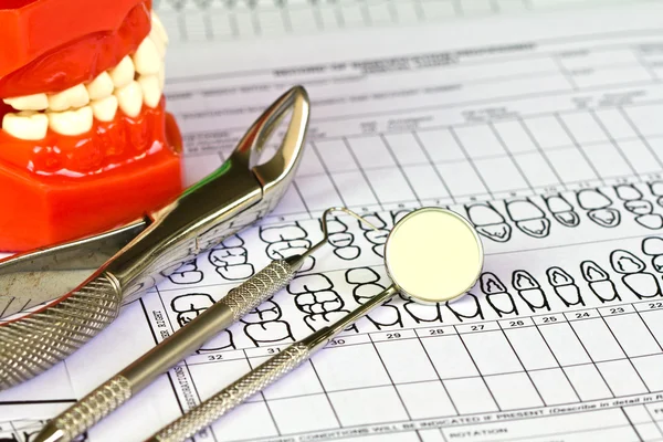 Tandläkare verktyg och utrustning på dental diagram — Stockfoto