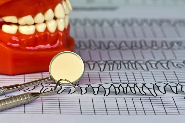 Ferramentas e equipamentos odontológicos em prontuário odontológico — Fotografia de Stock