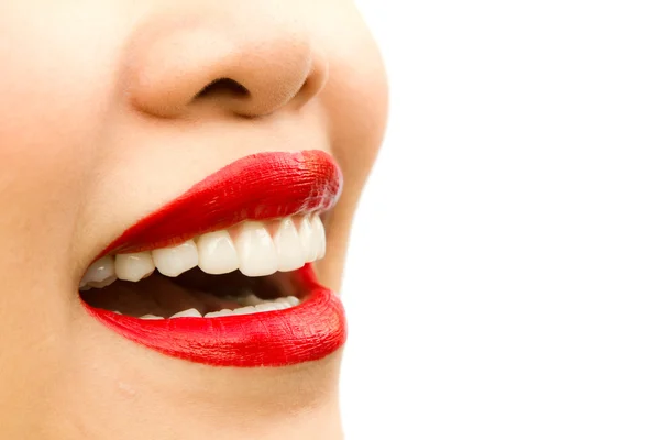 Hermosos dientes de mujer joven. Aislado sobre fondo blanco — Foto de Stock