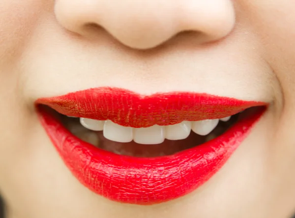 Крупним планом знімок жіночих губ з глянсовою червоною помадою — стокове фото