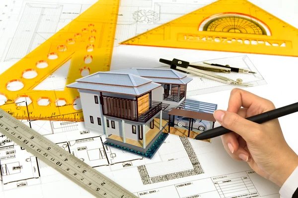Ręki narysować plan domu — Zdjęcie stockowe