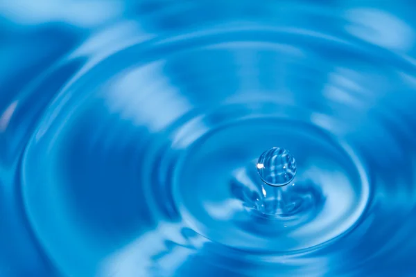 Sauberes Wasser und Wasserblasen in blau — Stockfoto