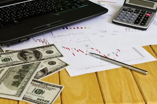 Pen, rekenmachine en dollars op financiële grafieken — Stockfoto