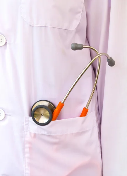 Медичний лікар з кардіостетоскопом на білому тлі — стокове фото