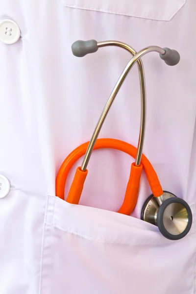 Medico con sttethoscope cardio su sfondo bianco — Foto Stock