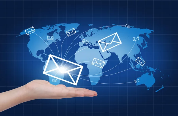 Mãos com entrega de correio do mundo no fundo do mapa do mundo — Fotografia de Stock