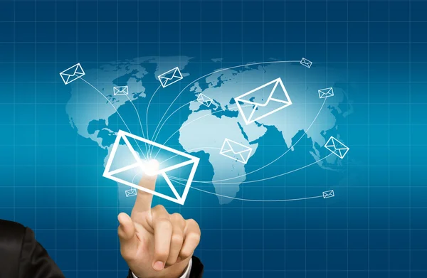 Handen met wereld e-mailbezorging op wereld kaart achtergrond — Stockfoto