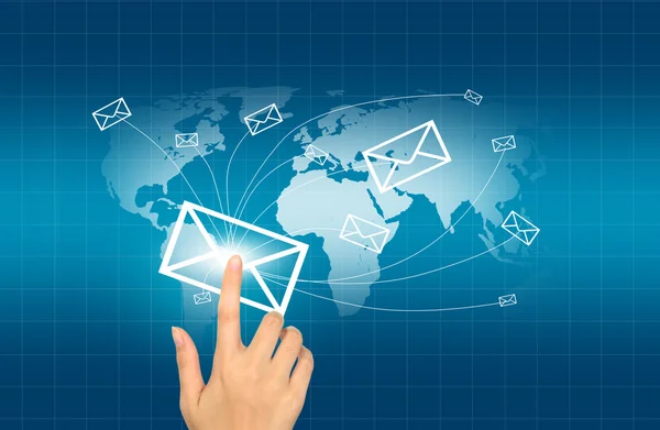 Händer med världen e-postleverans på världen karta bakgrund — Stockfoto