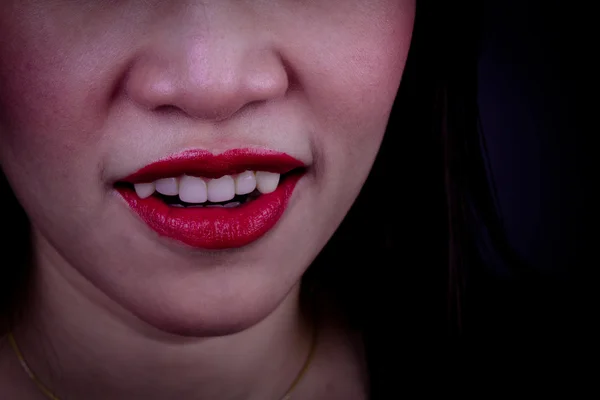 Halloween vampiro mujer sobre fondo negro — Foto de Stock