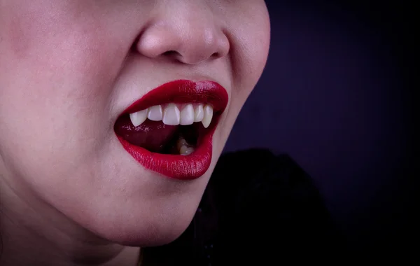 Halloween vampyr kvinna över svart bakgrund — Stockfoto
