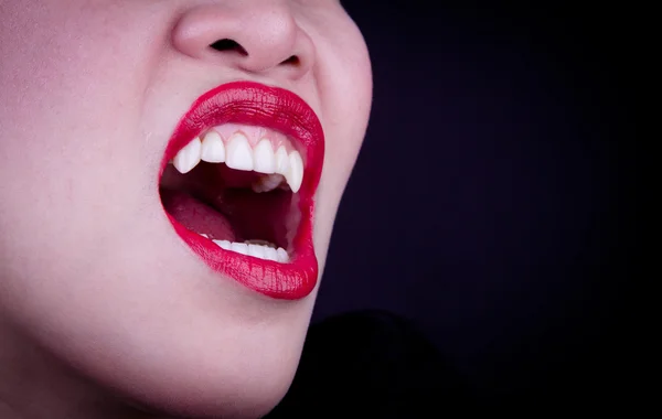 Halloween vampiro mujer sobre fondo negro — Foto de Stock