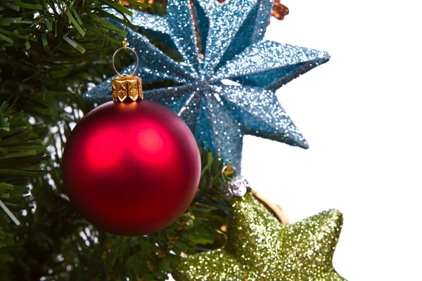 Κόκκινες μπάλες κρέμονται από το χριστουγεννιάτικο δέντρο — Φωτογραφία Αρχείου