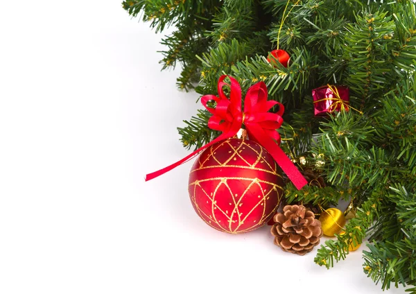 Červené koule visící z vánočního stromu — Stock fotografie