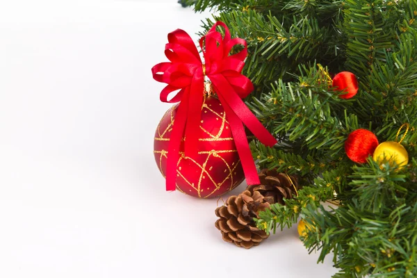 kırmızı topları Noel ağaca tutunan