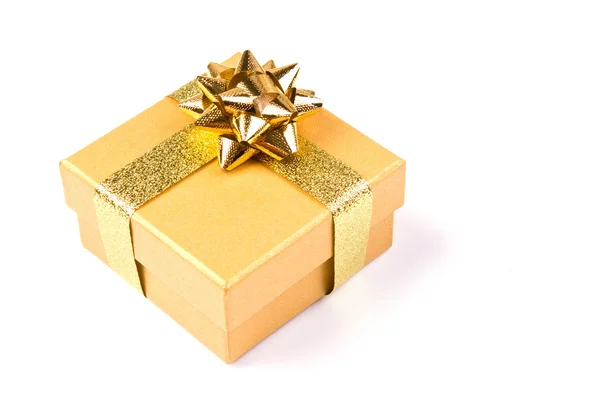 Złote pudełko ze złotą wstążką — Zdjęcie stockowe