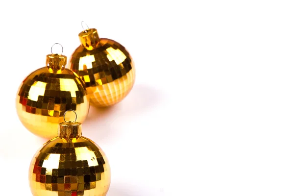 Goldglänzende Weihnachtskugeln auf weißem Hintergrund mit Kopierraum. — Stockfoto