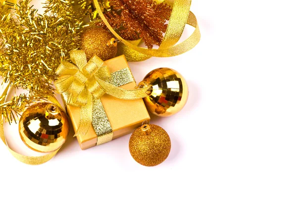 Caja de regalo de oro con cinta dorada — Foto de Stock