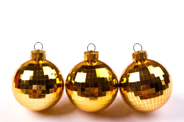 Блестящие золотые рождественские шары на белом фоне с копировальным пространством . — стоковое фото