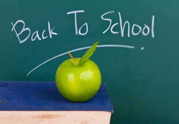 다시 학교에 적힌 칠판 녹색 사과와 책 — 스톡 사진