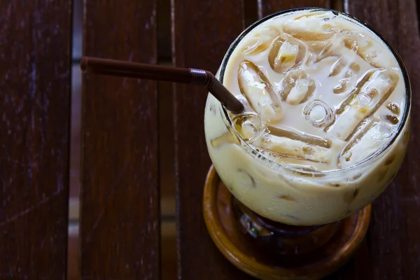 Kawa na zimno lodu na drewnianym stołem — Zdjęcie stockowe