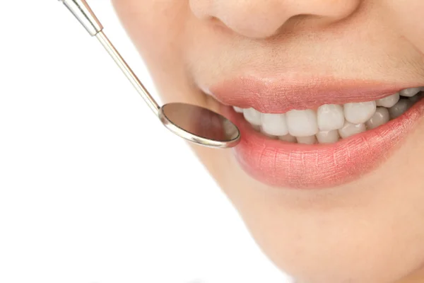 Denti donna sani e uno specchio bocca dentista — Foto Stock