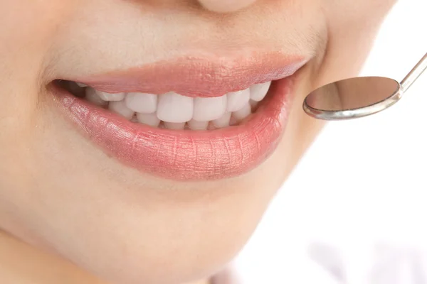 Zdravá žena zuby a ústa zrcadlo zubař — Stock fotografie