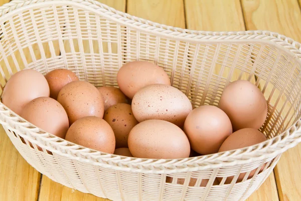 Huevos marrones en una cesta de mimbre —  Fotos de Stock