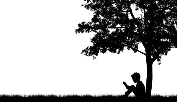 Siluetas de niños leen libro bajo el árbol —  Fotos de Stock