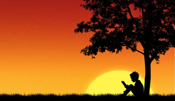 Силуэты детей читают книгу под деревом — стоковое фото