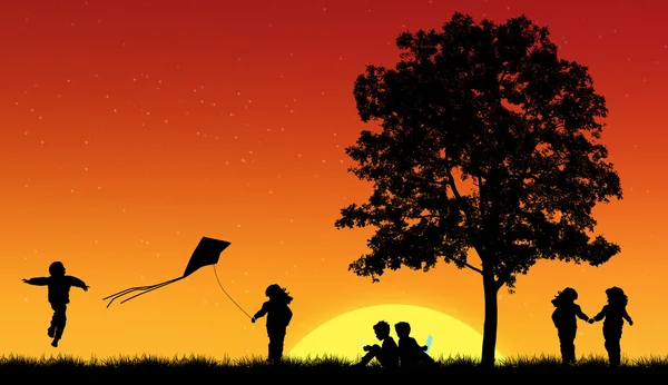 Silhouettes d'enfants lisent le livre sous l'arbre — Photo
