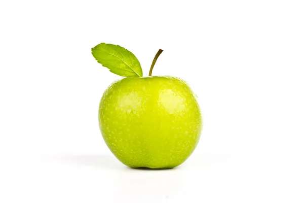 Färsk grön Apple isolerad på vit bakgrund — Stockfoto