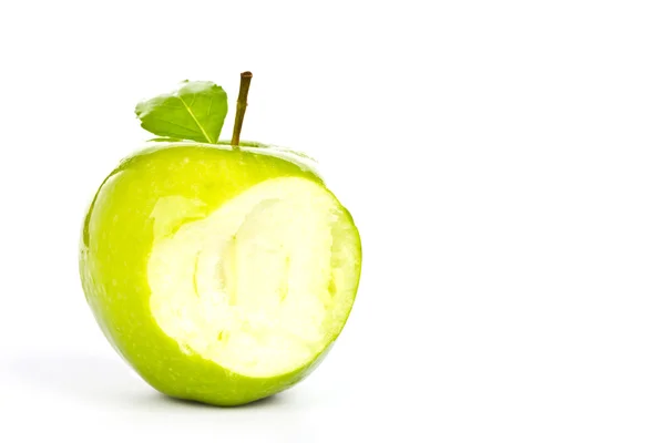 Свежий зеленый яблоко с укусом изолированы на белом фоне — стоковое фото