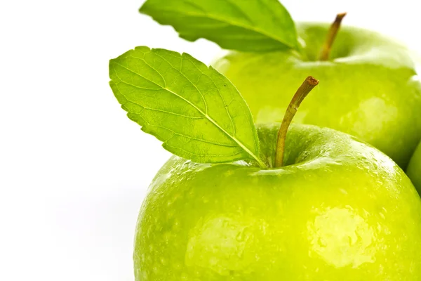 Φρέσκο πράσινο μήλο απομονωμένο σε λευκό φόντο — Φωτογραφία Αρχείου