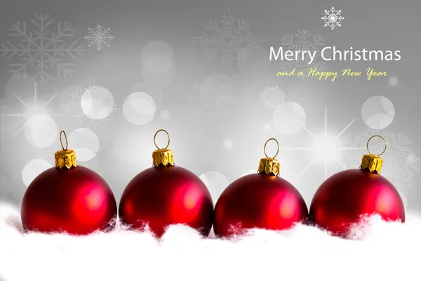 Lesklé červené vánoční koule v vzdouvající peří — Stock fotografie