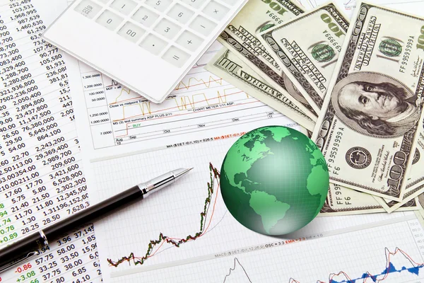Biznes wykres, touchpad, pióra, ziemi i dolarów na stole — Zdjęcie stockowe
