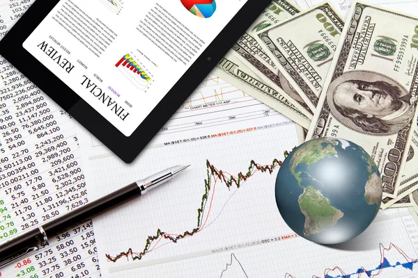 Obchodní graf, touchpad, pero, země a dolarů na stole — Stock fotografie